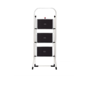 Scaletta pieghevole Hailo K70 a 3 gradini, scala in alluminio con tappetini antiscivolo per una presa sicura.
