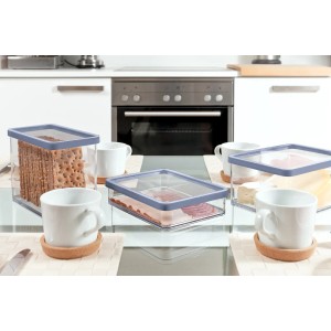 Contenitori trasparenti rettangolari Rotho Loft Premium per alimenti con coperchi blu e vari cibi.