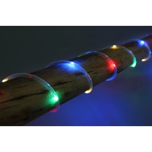 Catena luminosa solare a LED Globo, nera, 180 LED, 500 cm, avvolta attorno a una trave di legno.