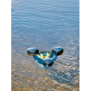 Set skimmer per laghetto Heissner con pompa in uso su un laghetto da giardino, per la pulizia della superficie dell'acqua.