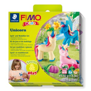 Kit de jeu et de modelage Staedtler Fimo Kids Licorne, avec trois licornes modelées en rose, bleu et beige.
