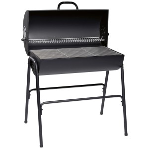 Barbecue à charbon noir en forme de tonneau avec couvercle ouvert et grille.
