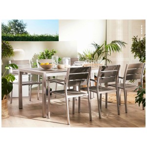 Ensemble de meubles de jardin Beliani Vernio avec 6 chaises en bois synthétique gris.
