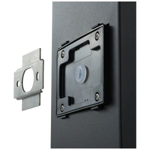 Gros plan de l'applique murale extérieure LED Eglo Briscola CCT en noir, montage et accessoires.
