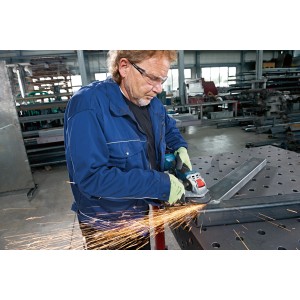 Meuleuse d'angle sans fil Bosch Professional GWX 18V-10 en action sur du métal.