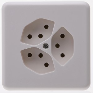 Presa a incasso bianca Mica con 3 connessioni di tipo 13 per montaggio a parete.