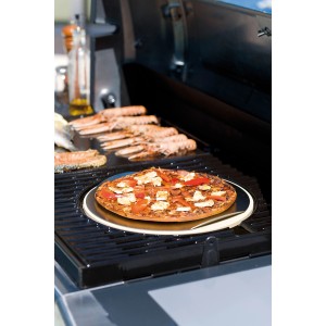 Pierre à pizza Campingaz avec pizza sur le grill. Ustensile de grill pour pizza croustillante.