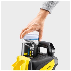 Nettoyeur haute pression Kärcher K 4 Power Control Flex avec shampooing auto inséré.