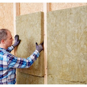 Pannello isolante in lana minerale Flexirock 120 mm installato tra due telai di legno.
