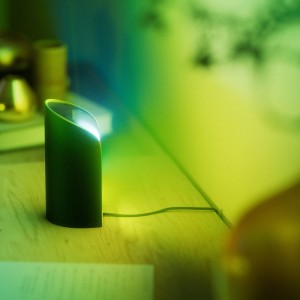 Philips Hue Play Wallwasher noir avec lumière colorée sur une table.