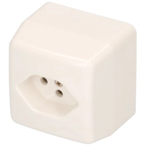 Prise en saillie Basico de Hager en blanc, design classique pour intérieur.