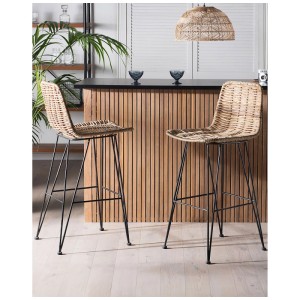 Tabourets de bar Beliani Cassita, lot de 2, rotin marron et structure en métal noir.