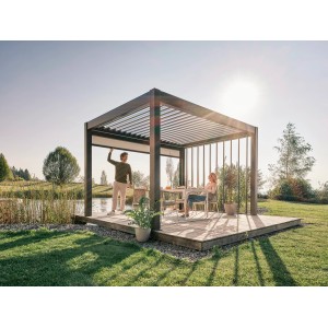 Pergola Biohort in grigio scuro/argento metallizzato con persone su terrazza in legno in giardino.