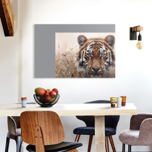 Reinders Deco Panel Hunting Tiger: Rechteckiges Wandbild 60x90 cm mit Tigergesicht im Gras, an weißer Wand über Esstisch.