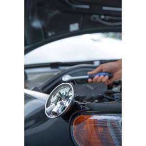 Bol magnétique LUX en acier inoxydable fixé à la voiture avec des vis et des outils pour le stockage.