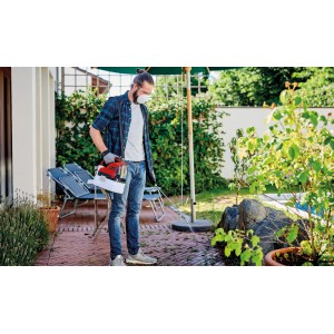 Einhell GE-WS 18/35 Li-Solo spruzzatore a batteria in uso per la cura del giardino.