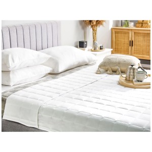 Piumone estivo bianco Annapurna king-size (240x220 cm) su un letto con cuscini.