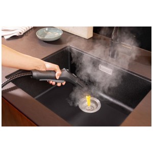Set ugelli Kärcher Power in uso: pulitore a vapore con ugello giallo pulisce un lavandino.