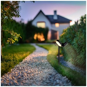 Schwarzer Globo LED Solar-Bodenstrahler (7,2 W) beleuchtet Gartenweg. Mit Bewegungssensor.