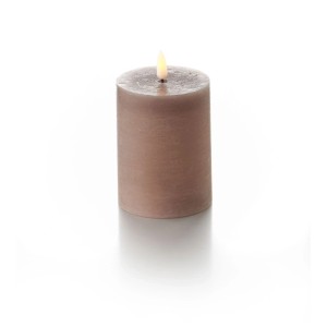 Taupefarbene Balthasar LED-Zylinderkerze Rustico aus Paraffin, Ø 7,5 cm, Höhe 10 cm.