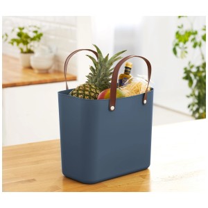 Rotho Multibag Albula Style blu 25 l con alimentari, manici marroni.