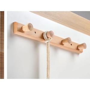 Hettich Garderobenleiste Typ 82 aus roher Buche mit 4 Holzhaken an weißer Wand. Ideal für Flur & Garderobe.