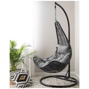 Sedia sospesa Beliani Atri II in rattan nero con cuscino, adatta per interni ed esterni.