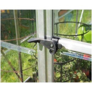 Gros plan : Poignée de fenêtre sur la serre Gewächshaus Hybrid Silber. Cadre en aluminium et panneaux en polycarbonate.