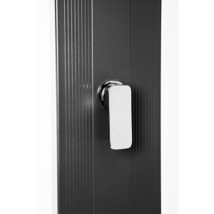 Dettaglio: Doccia solare nera Steinbach Slim Line Deluxe con miscelatore monocomando cromato.