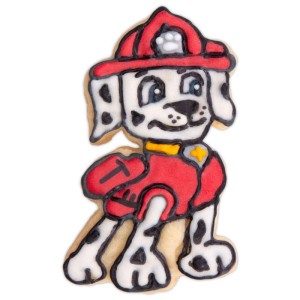 Bunter Marshall Paw Patrol Keks, weiß mit roten Details und schwarzen Flecken. Ergebnis des Präge-Ausstechers für Backen.