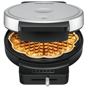 Macchina per waffle Rommelsbacher WA 850 argentata con waffle a forma di cuore, aperta.