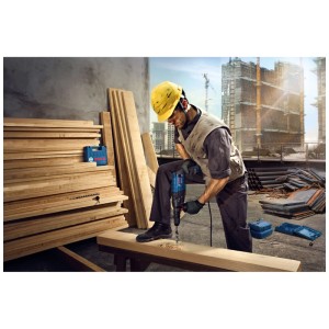 Marteau perforateur Bosch Professional GBH 240 en utilisation pour percer du bois. Avec coffret.