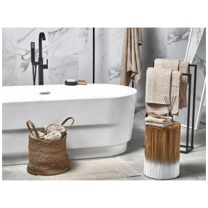 Ensemble de serviettes Beliani Atai beige, 11 pièces, en coton, dans salle de bain avec baignoire et déco.