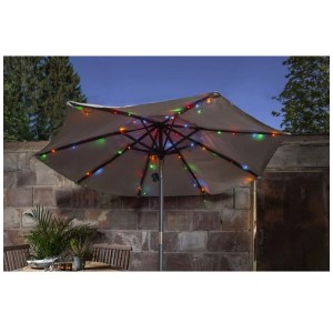 Guirlande lumineuse LED Star Trading avec 64 LED blanc chaud sur un parasol, guirlande extérieure.