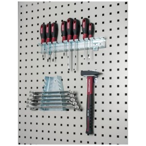 Pannello forato Kraftwerk Mobilio con utensili: cacciaviti, martello e chiavi inglesi.