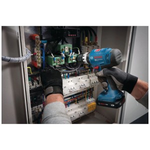 Avvitatore a percussione a batteria Bosch Professional GSB 18V-25 in uso su una scatola di derivazione.