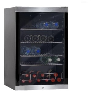 Schwarzer Kibernetik Getränkekühlschrank GK130L01, freistehend, mit Glastür und 115 l Inhalt, gefüllt mit Flaschen.