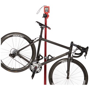 Bilancia digitale Feedback Sports Alpine su cavalletto bici con bicicletta per misurazione del peso.