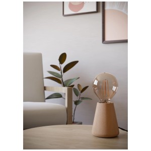 Lampada da tavolo in legno Eglo Asby, color naturale. Lampada da tavolo di design con lampadina a vista su un tavolo.