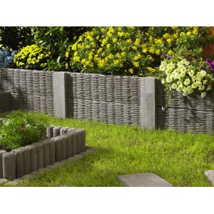 Bordure de jardin en béton aspect bois antique pour délimiter massifs et pelouses.