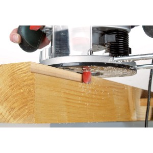 Wolfcraft Nutfräser-Set im Einsatz: Fräsen einer Nut in ein Holzbrett mit einer Oberfräse.