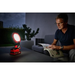 Lampada da esterno a batteria Einhell GC-OL 18/1500 Li-Solo in uso durante la lettura in giardino.