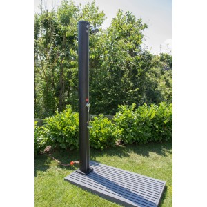 Elemento base Steinbach per doccia solare o scala in WPC, montato in giardino.