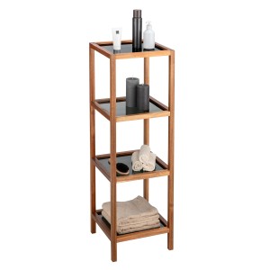Étagère de salle de bain Wenko Fondi avec 4 étagères en acacia et tablettes en verre, remplie d'ustensiles de salle de bain.