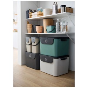 Rotho Albula Recycling-Müllsystem, 55L, Mistletoe Green und Grau, gestapelt im Regal.