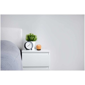 Lampada da tavolo a LED Globo, sfera di cristallo di sale su comodino, colori naturali.