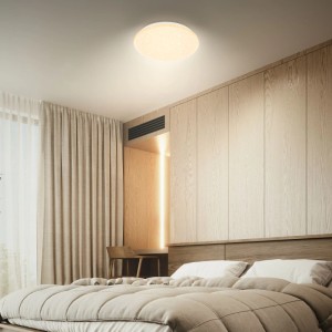 Plafonnier LED Brilo Verb blanc, dimmable, effet ciel étoilé dans une chambre moderne. Ø 28 cm.