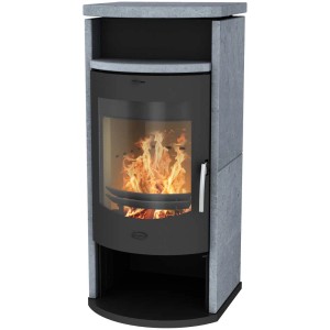 Poêle à bois Fireplace Barcelona avec habillage en stéatite et vitre panoramique.
