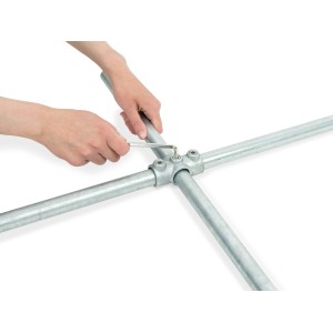 Raccord en croix pour tube acier galvanisé argenté (Ø 2,7 cm) assemblé avec clé Allen. Pour construction de meubles.