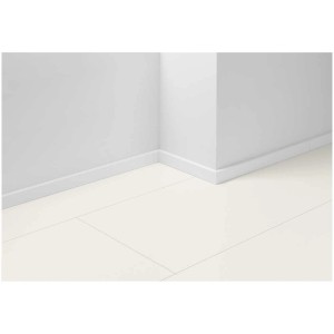 Plinthe blanche Parador SL 3 Uni Weiss D001 montée sur un mur.